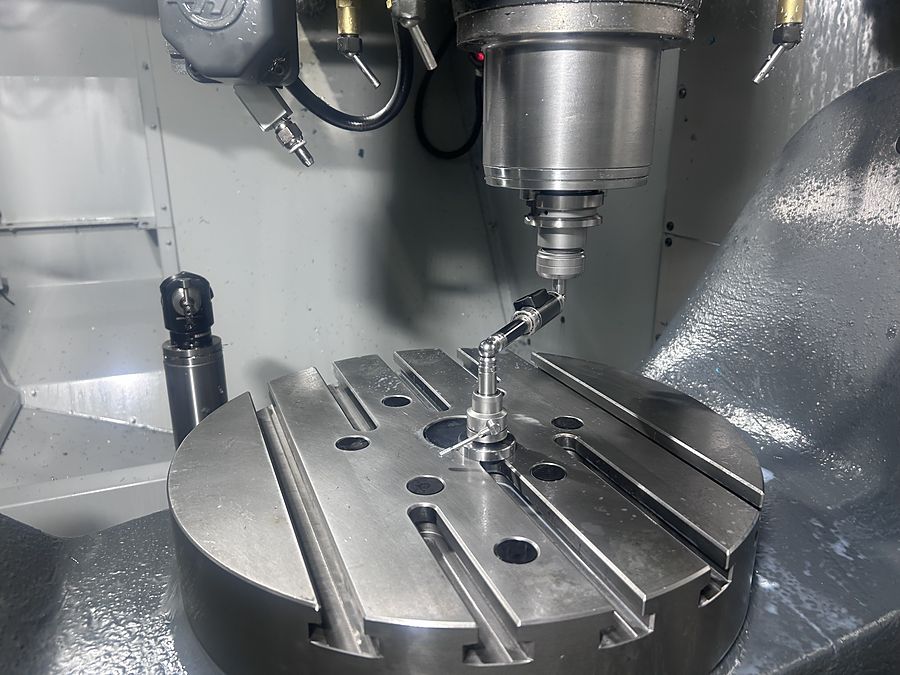 Ballbar mounted between the spindle and the machine table